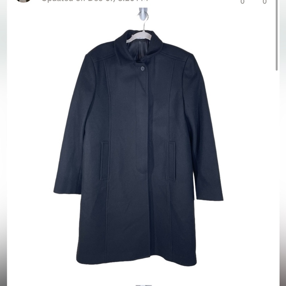 Sleek Black Jacket with Timeless Design and Quality Materials